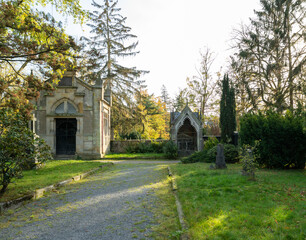 Fototapeta na wymiar Blick auf zwei Familiengrabstätten, Mausoleum auf einem Friedhof in Osnabrück