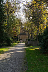 Weg zur alten Kapelle auf einem Friedhof in Osnabr&uuml;ck