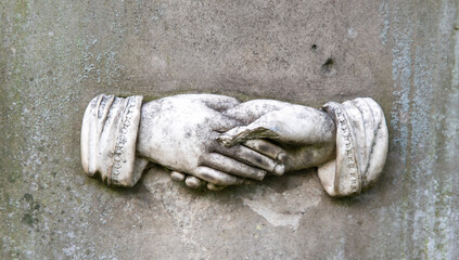 Reich mir die Hände auf einem Grabstein auf einem Friedhof in Osnabrück