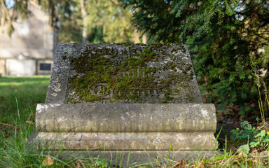 alter mit Moos bedeckter Grabstein auf einem Friedhof in Osnabrück