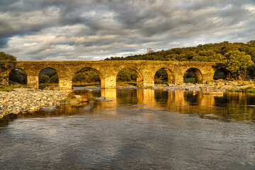 Fototapeta na wymiar Roman stone bridge over the river Alagon. Sotoserrano. Salamanca.