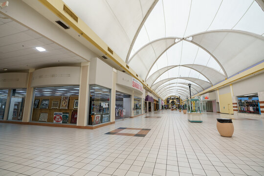 Photo of 163rd Street Mall Miami FL most stores shut down and closed for business