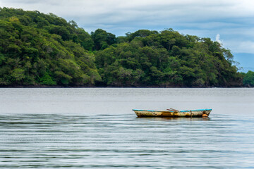 Fototapeta na wymiar Boat on the water in costa rica