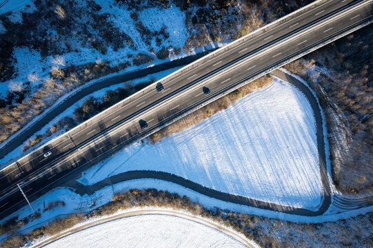 Autouroute A1 en Suise vue du dessus avec la neige de chaque c&ocirc;t&eacute;