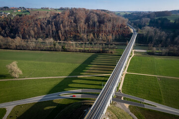 Viaduc de chemin de fer en automne vue d'en haut