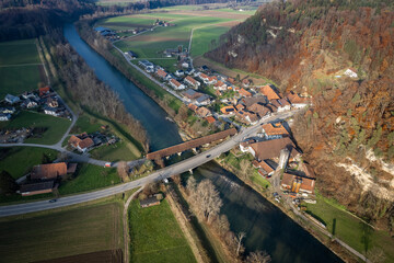 Village au bord de la rivière.