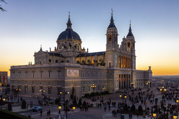 Obraz premium Madrid, Spain 28-12-2022 The Almudena Cathedral during a colorful sunset, it is the most important and Catholic religious building in Madrid and a visit is free of charge except for the crypt 