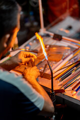 Elaboración de colibrí de vidrio estirado con un soplete © Jonas