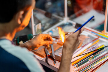 Elaboración de colibrí de vidrio estirado con un soplete © Jonas