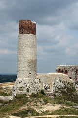 Ruiny starego zamku średniowiecznego z wież z białego kamienia. - obrazy, fototapety, plakaty