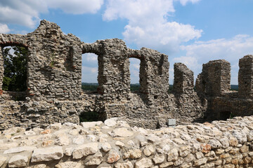 Ruiny starego zamku średniowiecznego z wież z białego kamienia.