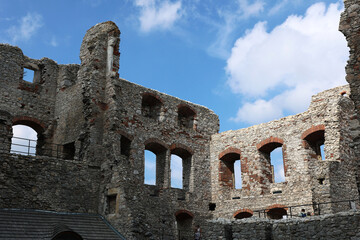 Ruiny starego zamku średniowiecznego z wież z białego kamienia. - obrazy, fototapety, plakaty