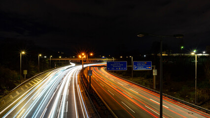Fototapeta na wymiar Berliner Autobahn bei Nacht