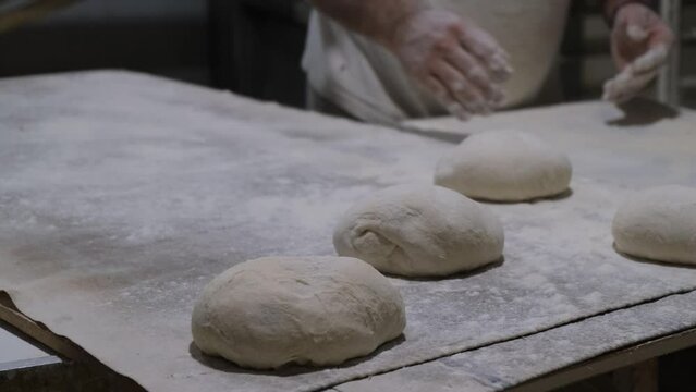 4k v&iacute;deo. Slow motion de panadero preparando la masa para hacer pan