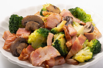 ブロッコリーとブラウンマッシュルームとベーコンの炒め物