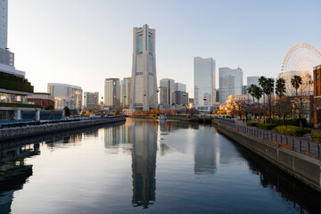 Naklejka premium 万国橋から見た日没が迫るみなとみらいのビル群