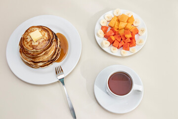 desayuno, pancakes, coctel de frutas, taza de cafe 