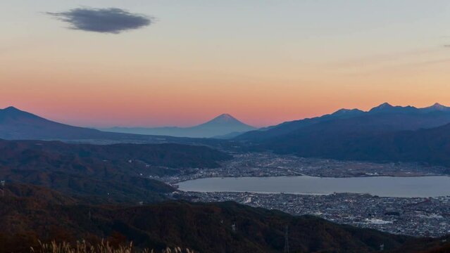 夜明けの高ボッチ高原から諏訪湖の雲海に浮かぶ朝焼け富士山Timelapse
