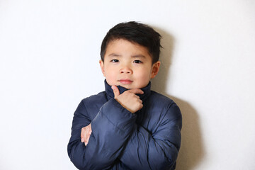 ブルーのダウンを着た男の子の色々な表情。