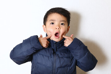 ブルーのダウンを着た男の子の色々な表情。