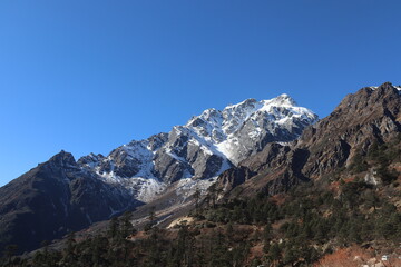 Fototapeta na wymiar The snow on the mountain is very beautiful for India