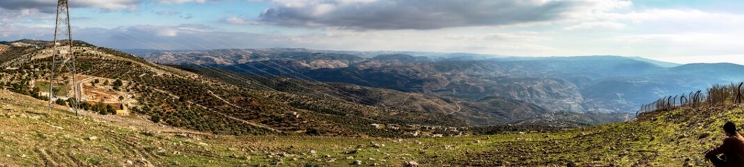 Fototapeta na wymiar مطل الجبل الاخضر لجبال المجدل والخشيبة- الاردن- The green mountain view of the Majdal and Al-Khushaibah mountains - Jordan