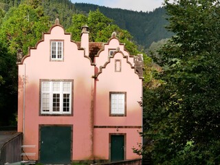 Fototapeta na wymiar Maison rose casa dos Barcos au bord du lac de Furnas sur l'île de Sao Miguel dans l'archipel des Açores au Portugal.Europe