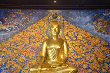 Obraz premium Buddha statues at The golden mount temple, Thailand's major tourist attraction, are popular with foreign tourists.