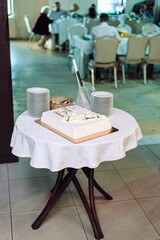 stolik z tortem komunijnym - obrazy, fototapety, plakaty