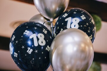 Fototapeta dmuchane balony na 18 urodziny obraz