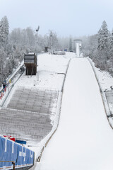 Die Mühlenkopfschanze in Willingen, Deutschland. Die Tribünen sind menschenleer. Die Planen für die Sponsoren wurden retuschiert. Vertikale Aufnahme. © Tanja Esser