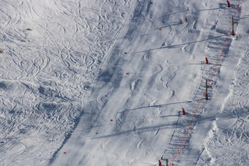 piste de ski damée en hiver dans une station de ports d'hiver