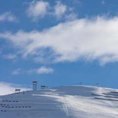sommet alpin avec remontées mécaniques aux Deux Alpes en Isère en France en hiver