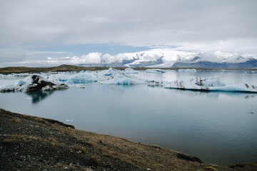 Many icebergs and ice floes in the glacial lagoon jökulsárlón in iceland, which has broken away from the glacier tongue breiðamerkurjökull. With a view of Hvannadalshnúkur in the background.