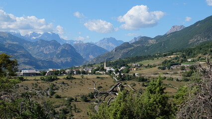 Fototapeta na wymiar Frankreich Alpen mit Église d'Eyglier