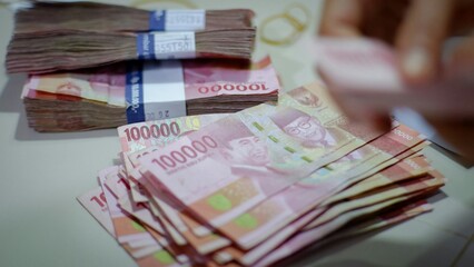 Several hundred thousand rupiah paper were scattered.