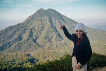 Fototapeta na wymiar tourist girl in front of mount Merapi in Indonesia on the trail of Ijen volcano