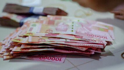 Several hundred thousand rupiah paper were scattered.