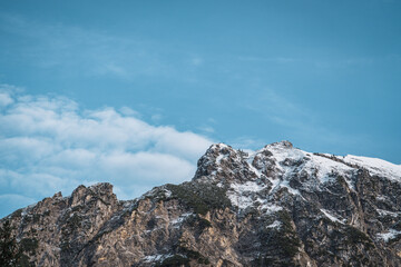 Fototapeta premium Wolken und blauer Himmel über schneebedeckten Bergen 