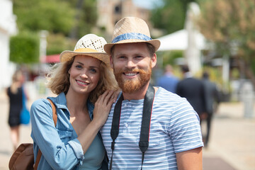 Obraz premium couple walking on streets on weekend vacation