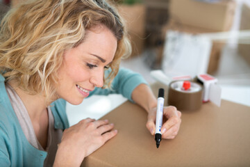 Obraz na płótnie Canvas woman prepare to send product by mail