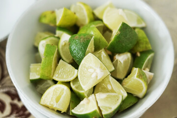 picture of lemon slices in a bowl, top view        