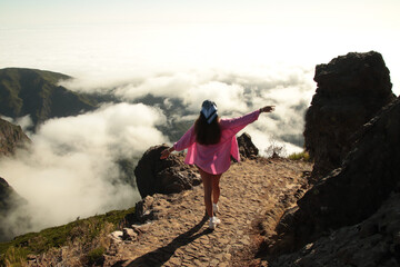 Frau auf Berg über Wolken