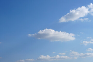 Obraz premium Blue sky with fluffy white clouds constantly changing shape.
