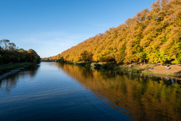 Fototapeta na wymiar Autumn at a river