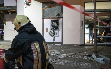 Robbers blow up an ATM in the night and then rob it. Firefighters and police on site for surveys and investigations.