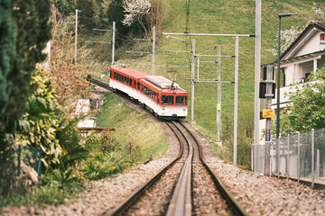 Treno bianco e rosso per il monte Rigi in Svizzera