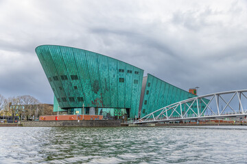Moderne Archtiketur - das Science Museum NEMO im Hafen von Amsterdam