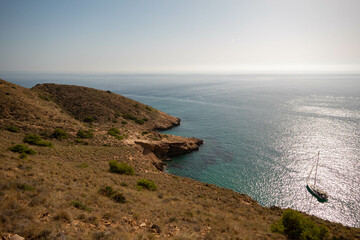 Fototapeta na wymiar Panorámica desde el mirador de Benidorm con la montaña acariciando el tranquilo mar Mediterráneo bajo un precioso cielo soleado.