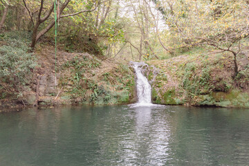 El agua del río cayendo por la cascadas a alta velocidad hasta finalizar en el frío lago azul...